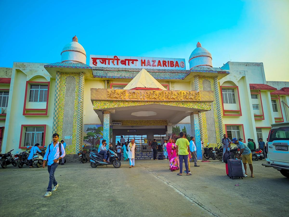 Street Food of Hazaribagh: Famous Foods, Best Snacks & Local Food Guide 2026